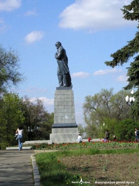 Пам'ятник Т.Г.Шевченку у м.Дніпропетровську. Надіслала Юлія Дем'яненко (м.Дніпропетровск)
