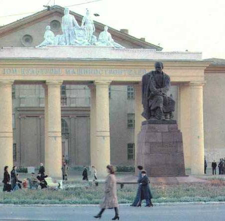 Пам'ятник Т. Г.Шевченку в Орську. Скульптор Л.М.Писаревський, архітектор М.К.Габелко. Урочисте відкриття відбулося 17 серпня 1959 року.