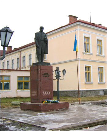 Пам'ятник Т.Г.Шевченку у місті Копичинці Гусятинського району Тернопільскої області.