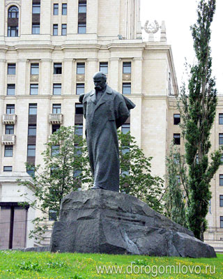 Пам'ятник Т.Г.Шевченку в Москві (скульптори: М.Я.Грицюк, Ю.Л.Синькевич та А.С.Фуженко)