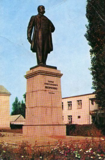 Пам'ятник Т.Г. Шевченку в селі Шевченкове.  Фото надіслав Стецюра Олексій (м.Київ)