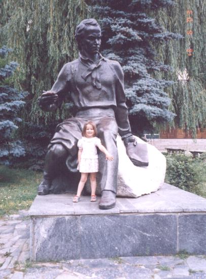 Пам'ятник Т.Г.Шевченку в с.м.т. Лисянка Черкаської обл. Фото надіслала Годована Софія (м.Черкаси).