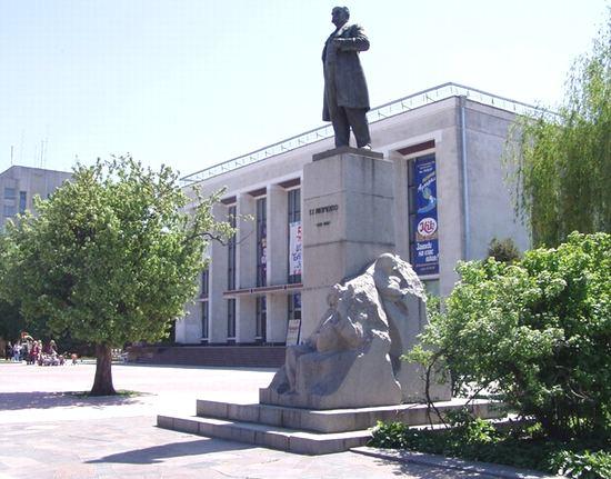Пам’ятник Т.Г.Шевченку у місті Черкаси. Фото надіслав Федір Гонца (м.Черкаси).
